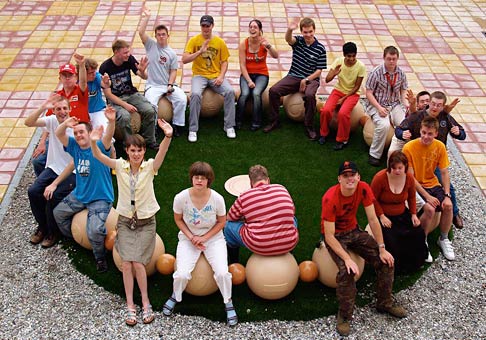De bewoners op hun kunstwerk
